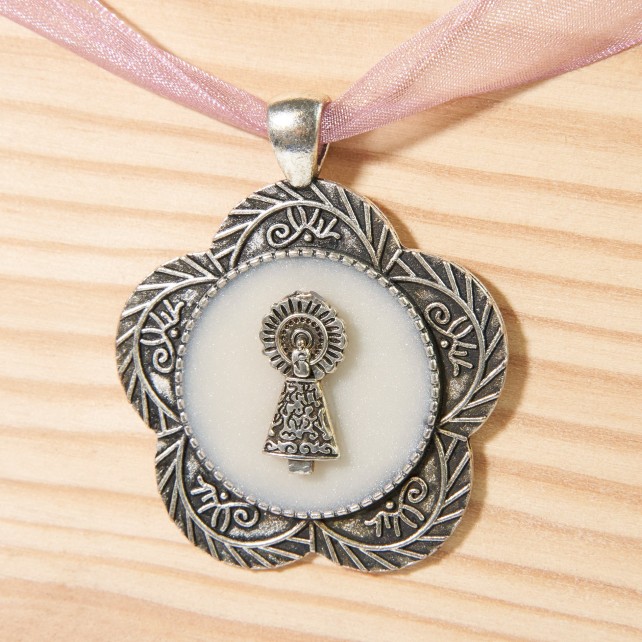 Colgante flor - Medalla - Virgen del Pilar - Confecciones Robres